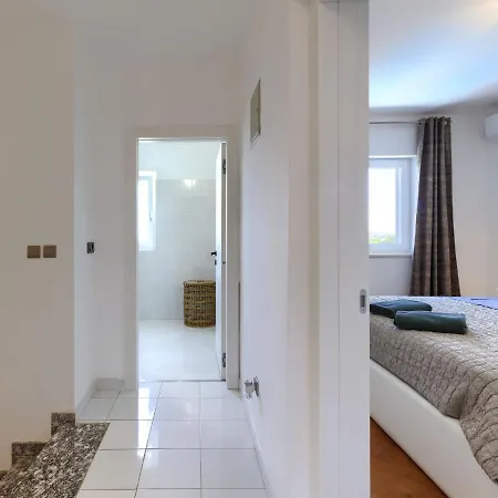 Enka By Interhome * פולה
